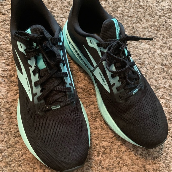 Women’s 8.5 brooks running shoe - Picture 3 of 5